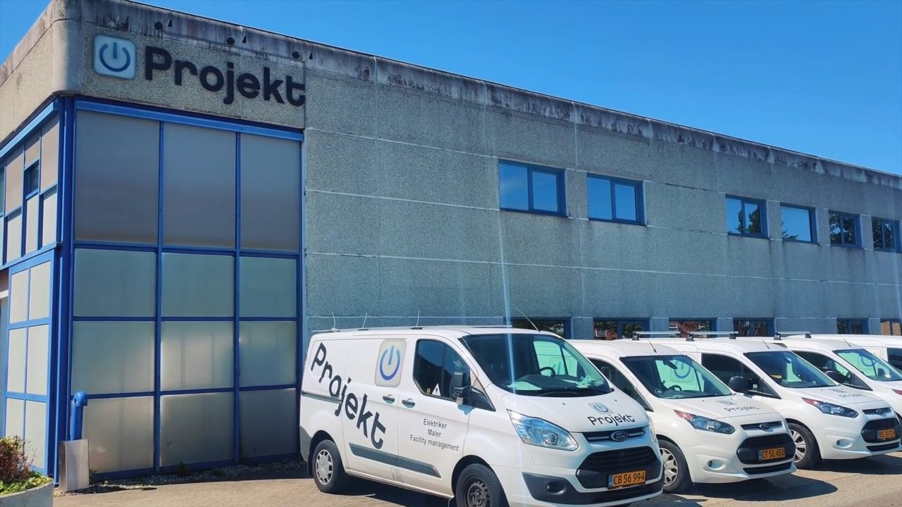 Projekts bygning med varevogne