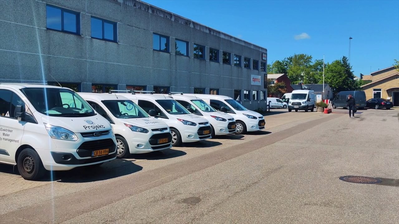 Række af hvide Projekt-varevogne